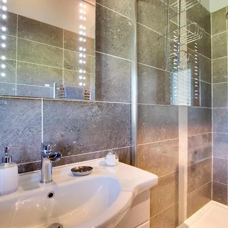 Bere Sleeps 8 With Wifi Willa Alston